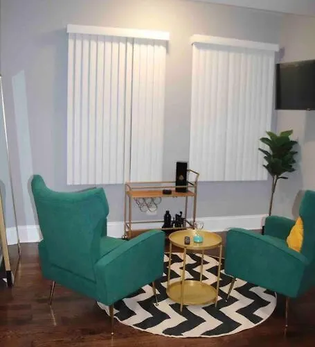 Upscale Apartment Westside Of Chicago